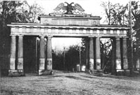 Николаевские чугунные ворота в Павловске